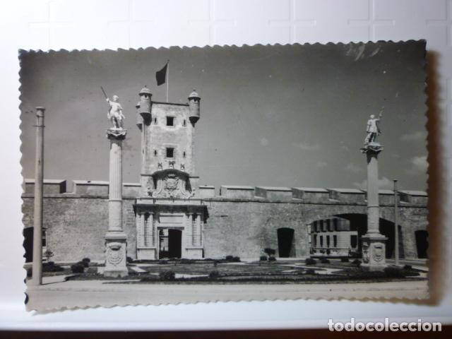 Postales: POSTAL PUERTA DE TIERRA (CADIZ). ED. SICILIA. CIRCULADA 1960.