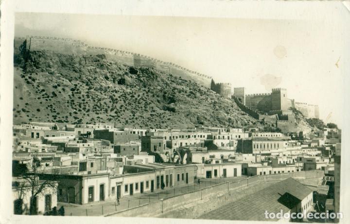 Postales: ALMERIA. MURALLAS ALCAZABA Y VISTA PARCIAL. CIRCULADA EN 1956. ARRIBAS.ZARAGOZA.