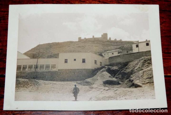 Postales: FOTOGRAFIA DE JAEN, CASTILLO DE FRENADO III EL SANTO, A&Ntilde;O 1956, MIDE 10 X 7,5 CMS. POR EL REVERSO TI