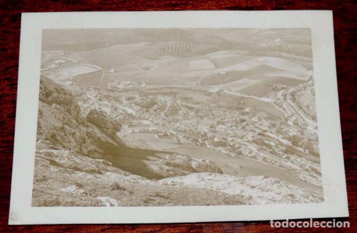 Postales: FOTOGRAFIA DE MARTOS DESDE LA PE&Ntilde;A, JAEN, A&Ntilde;O 1956, MIDE 10 X 7,5 CMS. POR EL REVERSO TIENE ESCRITO