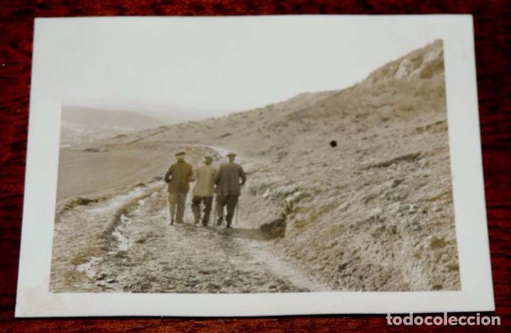 Postales: FOTOGRAFIA DE MARTOS, LUGARE&Ntilde;OS DANDO UN PASEO, JAEN, A&Ntilde;O 1956, MIDE 10 X 7,5 CMS. POR EL REVERSO TI