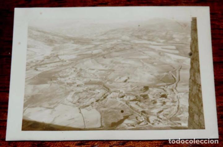 Postales: FOTOGRAFIA DE MARTOS DESDE LA PE&Ntilde;A, JAEN, A&Ntilde;O 1956, MIDE 10 X 7,5 CMS. POR EL REVERSO TIENE ESCRITO