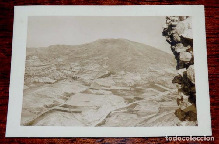 Postales: FOTOGRAFIA DE MARTOS DESDE LA PE&Ntilde;A, JAEN, A&Ntilde;O 1956, MIDE 10 X 7,5 CMS. POR EL REVERSO TIENE ESCRITO