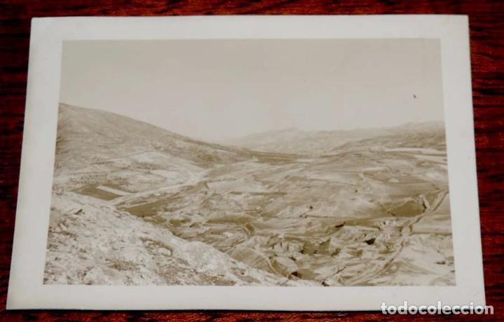 Postales: FOTOGRAFIA DE MARTOS DESDE LA PE&Ntilde;A, JAEN, A&Ntilde;O 1956, MIDE 10 X 7,5 CMS. POR EL REVERSO TIENE ESCRITO