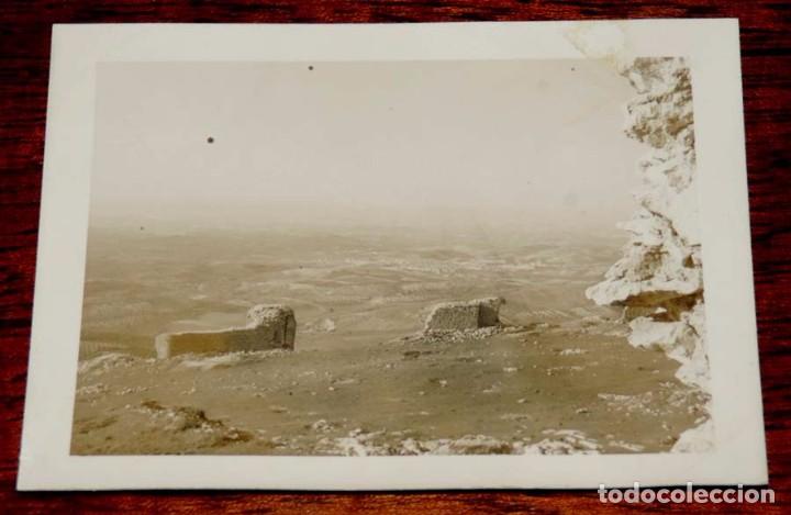 Postales: FOTOGRAFIA DE MARTOS, JAEN, DESDE EL CASTILLO DE LA PE&Ntilde;A, AL FONDO TORREDONJIMENO, A&Ntilde;O 1956, MIDE 10