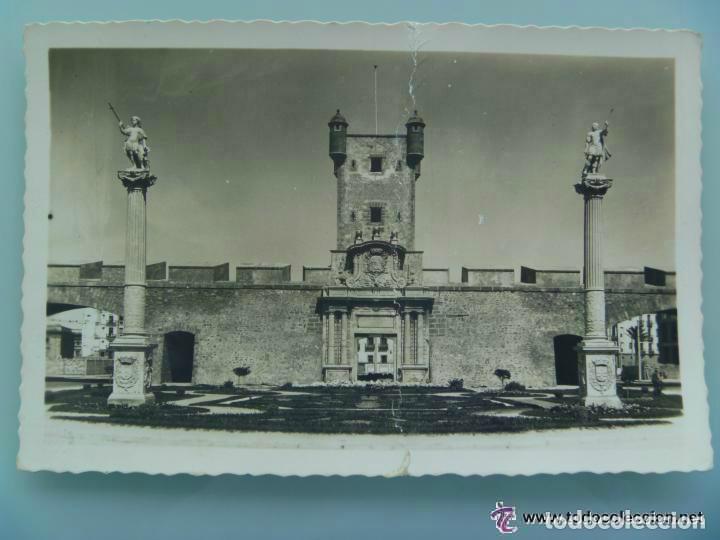 Postales: POSTAL DE CADIZ : PUERTA DE TIERRA , A&Ntilde;OS 50.