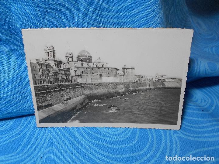 Postales: FOTO POSTAL CADIZ , MURALLA Y CATEDRAL, CIRCULADA