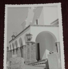 Postales: FOTOGRAFIA DE LA ESTACION DE TREN DE AYAMONTE, HUELVA, RENFE, FOTO TUERO, HUELVA, AÑO 1955, MIDE 12. Lote 80619946