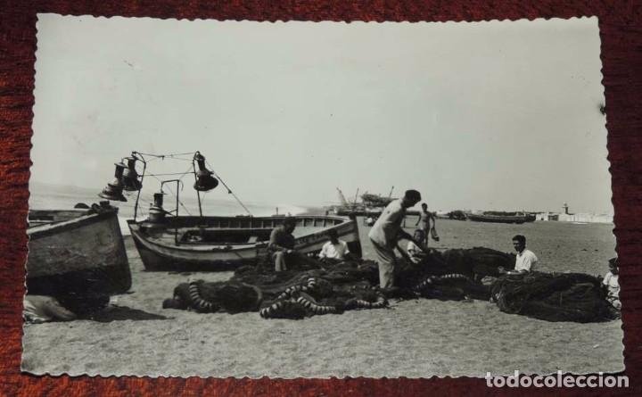 Postales: FOTO POSTAL DE TORRE DEL MAR, MALAGA, PESCADORES REMENDANDO REDES, N. 11, ED. IMPERIO, NO CIRCULADA.