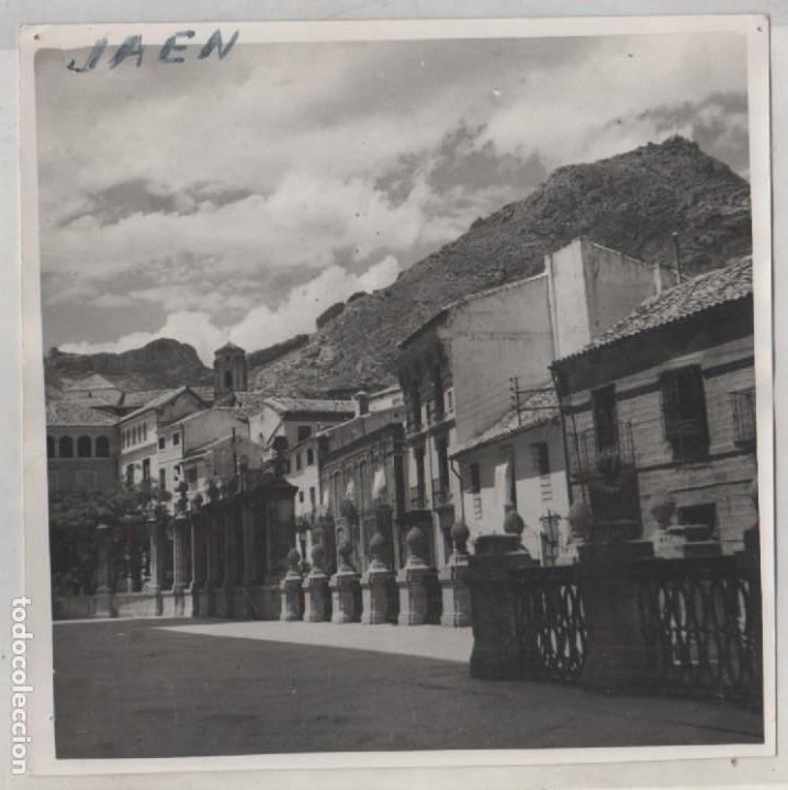 Postales: Fotograf&iacute;a Jaen. Una Plaza de la localidad. 18 x 18 cm No figura fot&oacute;grafo.