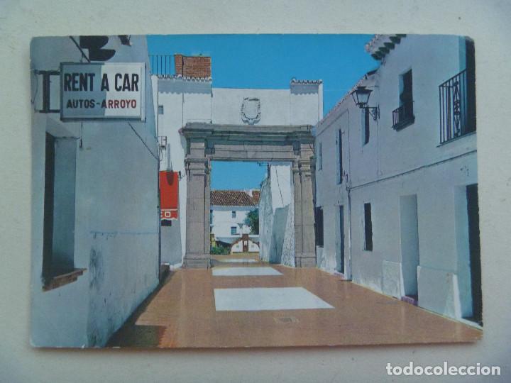 Postales: POSTAL DE ARROYO DE LA MIEL ( MALAGA ):  SU ANTIGUO ARCO, AL FONDO LA FUENTE. 1971