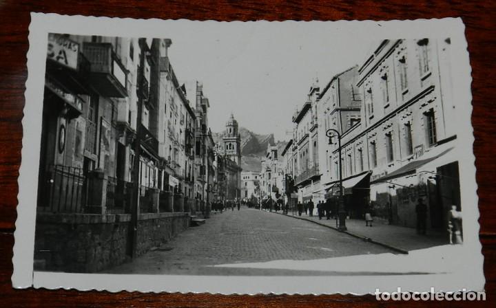 Postales: FOTO POSTAL DE JAEN, CALLE DE BERNABE SORIANO. N. 65, ED. ARRIBAS, NO CIRCULADA.