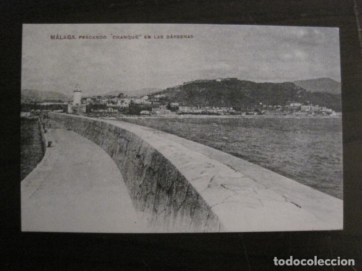 Postales: MALAGA - PESCANDO CHANQUE EN LAS DARSENAS -POSTAL ANTIGUA-(54.049)