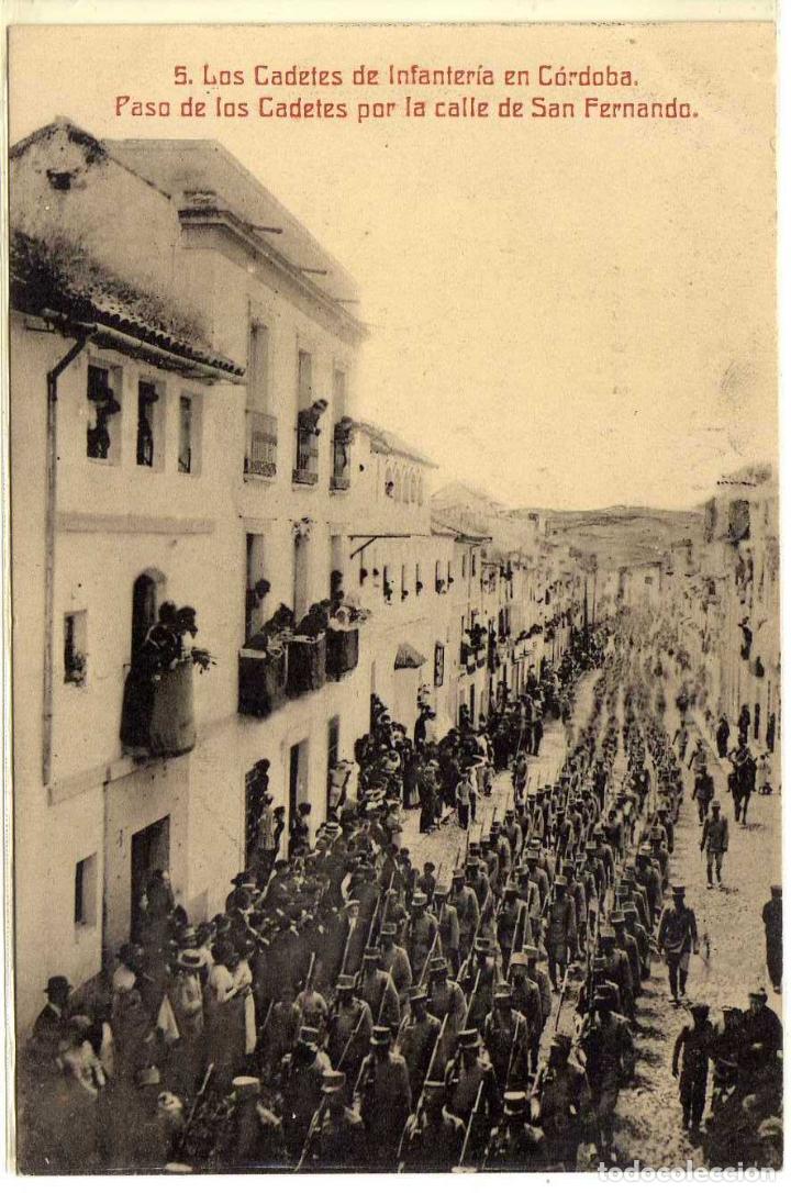 Postkarten: MAGNIFICA POSTAL- LOS CADETES DE INFANTERIA EN CORDOBA PASO DE LOS CADETES POR LA CALLE SAN FERNANDO