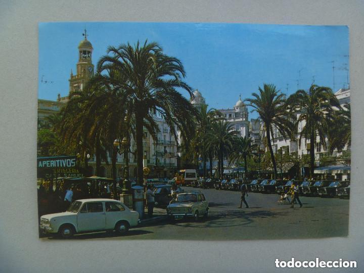 Postales: POSTAL DE CADIZ : PLAZA DE SAN JUAN DE DIOS . A&Ntilde;OS 60, COCHES DE EPOCA.