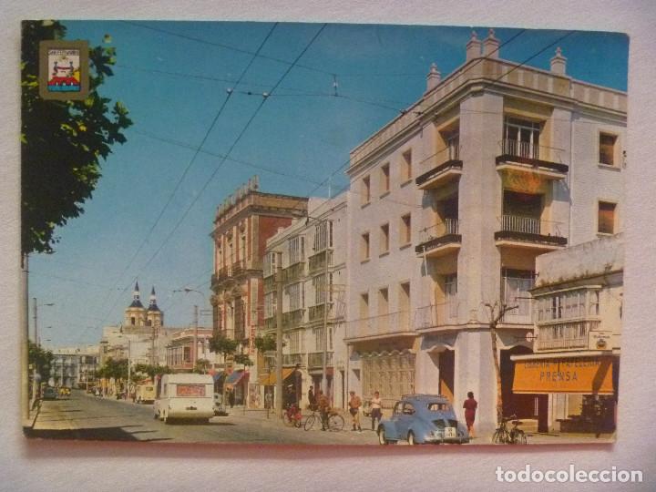 Postales: POSTAL DE SAN FERNANDO (CADIZ): VISTA PARCIAL AVENIDA DEL GENERALISIMO. A&Ntilde;OS 60 , COCHES DE EPOCA