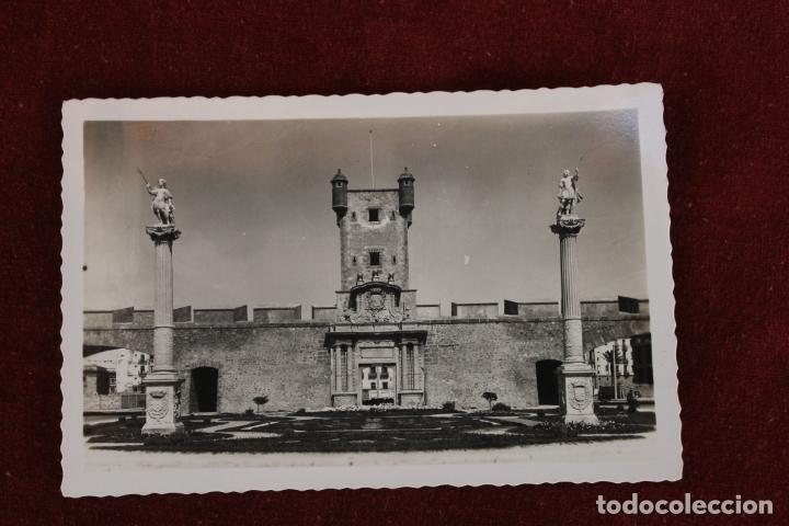 Postales: POSTAL FOTOGRAFICA CADIZ, PUERTA DE TIERRA, EDICIONES ARRIBAS, TROQUELADA