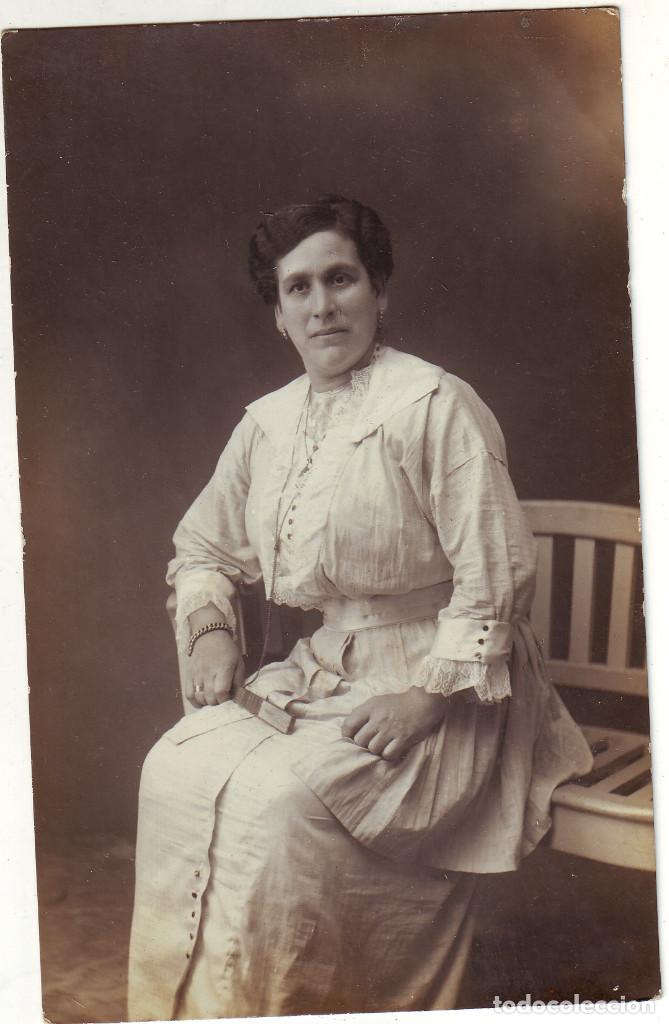 Postales: PE-706 SE&Ntilde;ORA SENTADA CON ABANICO FOTOGRAFO DE C&Aacute;DIZ FRANCISCO CEPILLO CASANOVA E HIJO