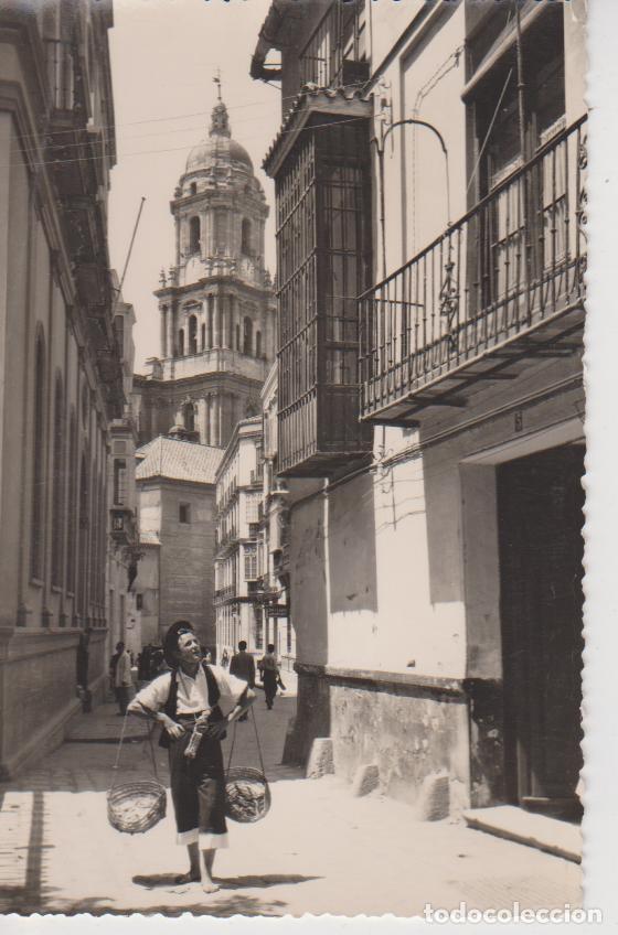 Postales: MALAGA. VENDEDOR DE PESCADO EN CALLE SAN AGUSTIN