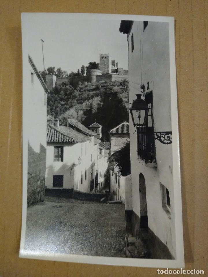 Postales: Fotograf&iacute;a tama&ntilde;o postal. Vista de una Calle de Granada.