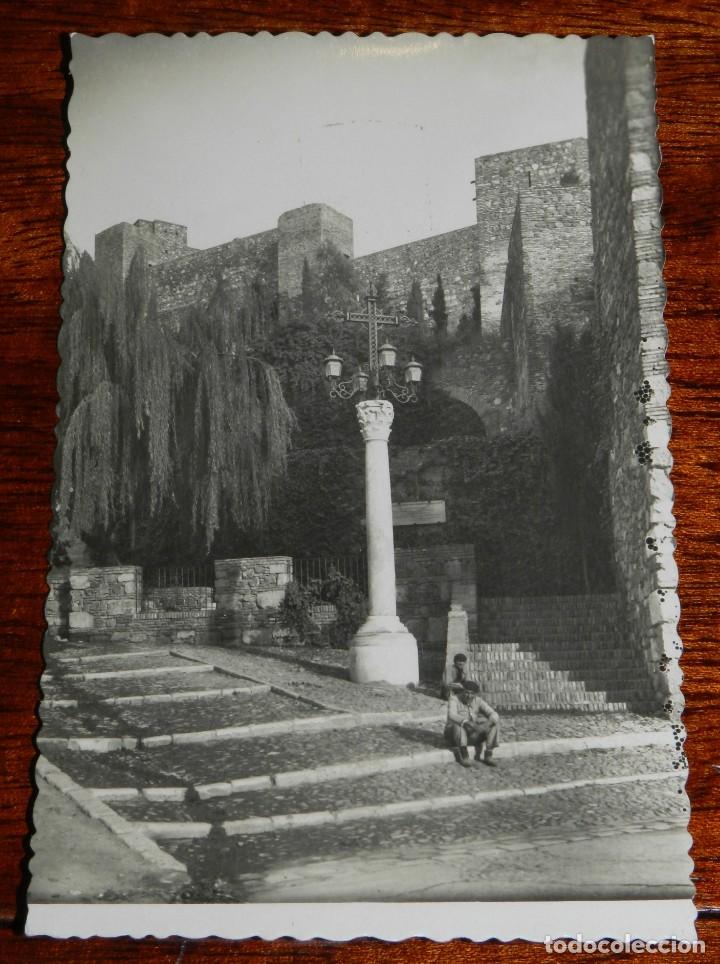 Postales: FOTO POSTAL DE MALAGA, N.56, ENTRADA A LA ALCAZABA, ED. GARCIA GARRABELLA, NO CIRCULADA.