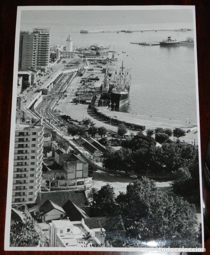 Postales: FOTOGRAFIA DEL PUERTO DE MALAGA, A&Ntilde;O 1973, FOTO INTERFOT. MIDE 24 X 18 CMS.