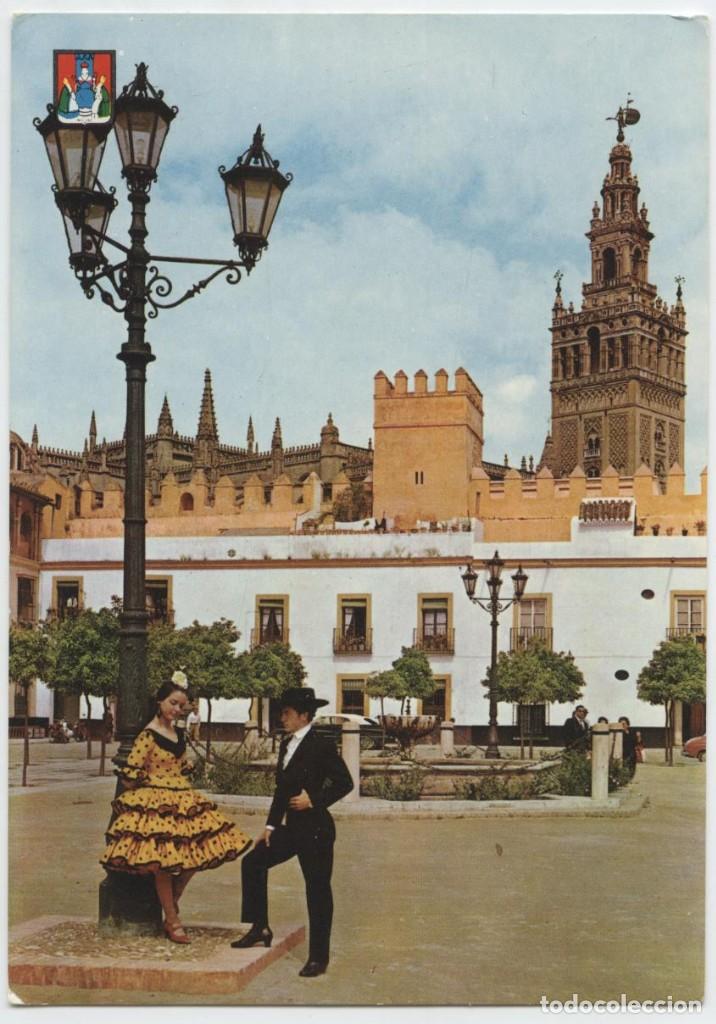 Postales: N&ordm; 34-SEVILLA. Pareja t&iacute;pica en el Patio de Banderas. Escrota en 1963. Ed. DOM&Iacute;NGUEZ
