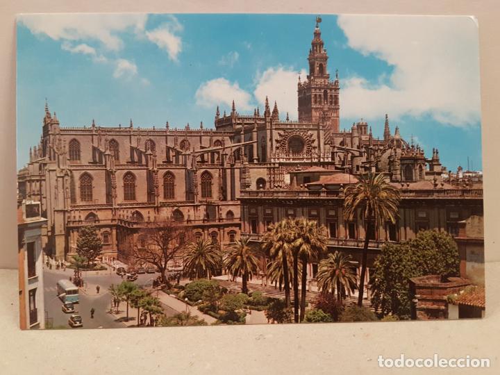 Postkarten: antigua postal sevilla archivo de indias y la catedral circulada