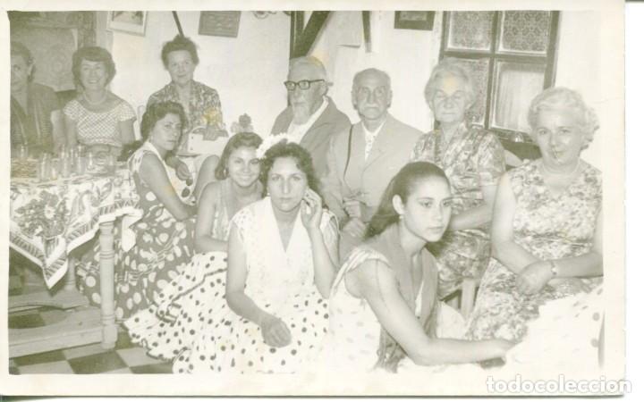 Postales: GRANADA-CUEVAS DEL SACROMONTE-GITANAS Y TURISTAS-FOTOGR&Aacute;FICA A&Ntilde;O 1961