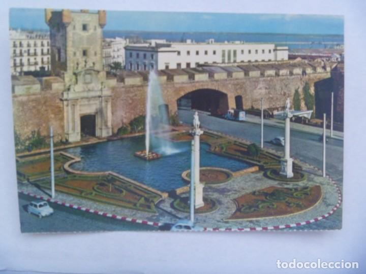 Postales: POSTAL DE CADIZ : PUERTA DE TIERRA , MONUMENTOS A S. SERVANDO Y S. GERMAN. A&Ntilde;OS 60