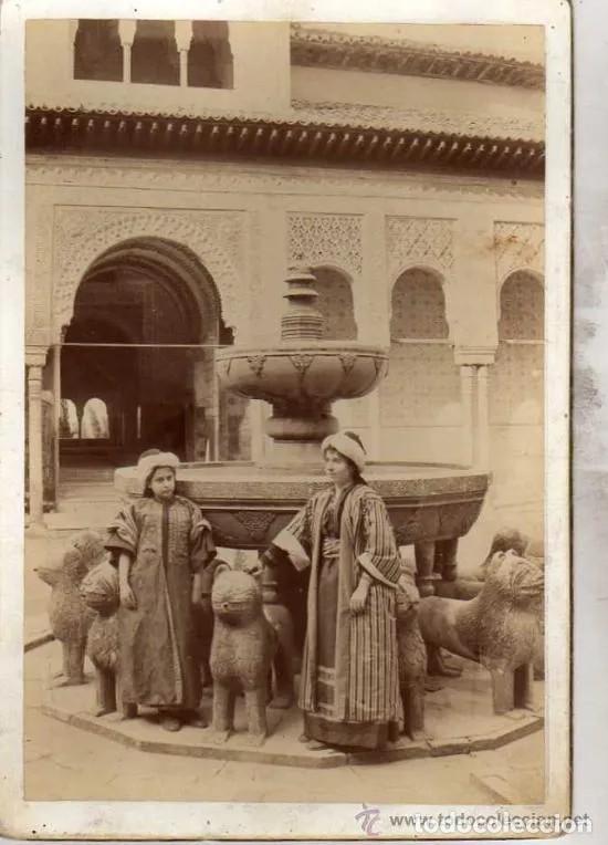 Postales: Fotograf&iacute;a Alhambra. Mujeres vestidas de nazaries en el patio de los Leones. Se&ntilde;an y Gonzalez