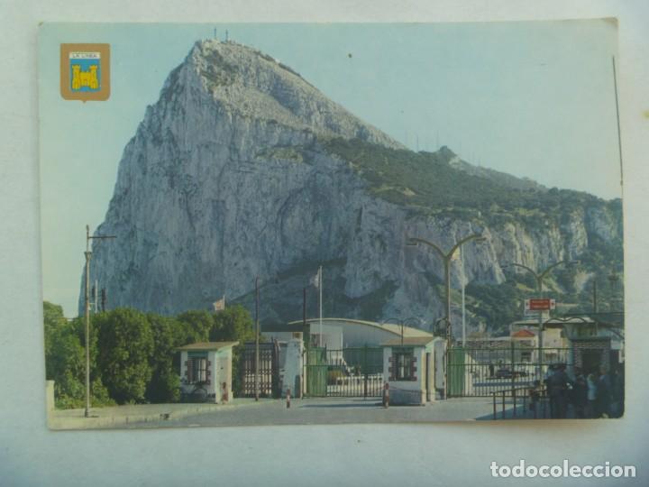 Postales: POSTAL DE LA LINEA ( CADIZ ): VISTA DEL PE&Ntilde;ON DE GIBRALTAR . A&Ntilde;OS 60, FRONTERA Y POLICIA ARMADA