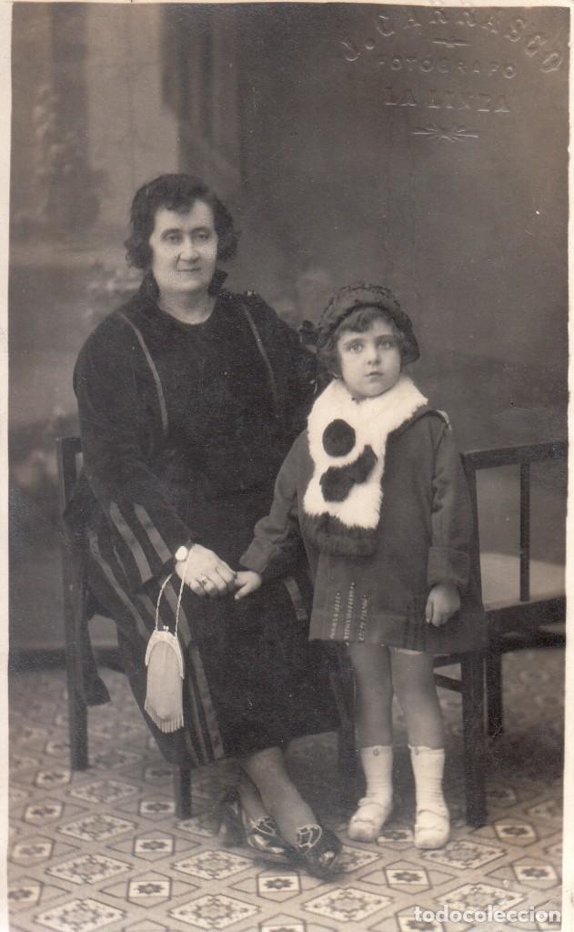 Postais: POSTAL. FOTO DE SE&Ntilde;ORA Y NI&Ntilde;A. FOT&Oacute;GRAFO J. CARRASCO, LA LINEA. BLANCO Y NEGRO.