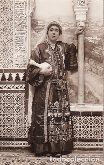 Postales: Postal fotogr&aacute;fica. Retrato se&ntilde;ora con fondo de la Alhambra. No figura fot&oacute;grafo. Sin circular.