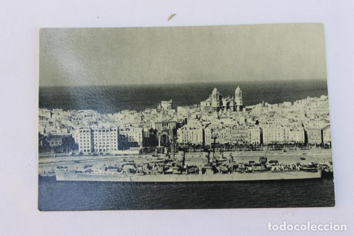 Postales: POSTAL CADIZ VISTA PARCIAL CON BARCO Y CATEDRAL FOURNIER EDITA AYUNTAMIENTO