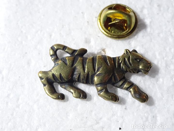 Postcards: PIN DE ANIMALES. CALIDAD. TIGRE DORADO