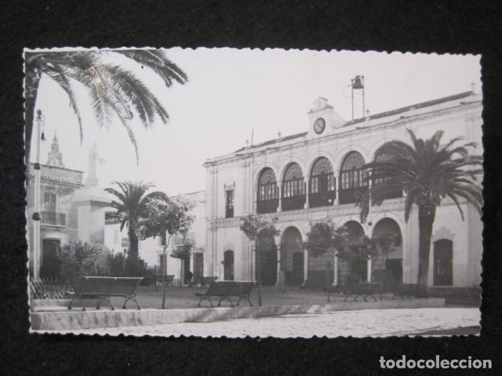 Postales: MOGUER-PLAZA GENERAL FRANCO-AYUNTAMIENTO-FOTO ROWALL-POSTAL ANTIGUA-(86.429)