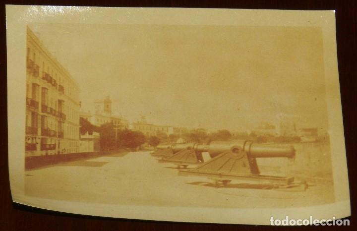 Postales: FOTOGRAFIA ALBUMINA DE CADIZ, BATERIA SAN CARLOS, FINALES DE SIGLO XIX, MIDE 7 X 5,5 CMS.