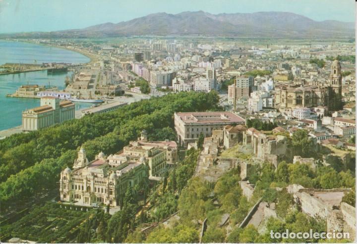Postales: (33) MALAGA. PUERTO Y VISTA DE LA CIUDAD ... SIN CIRCULAR