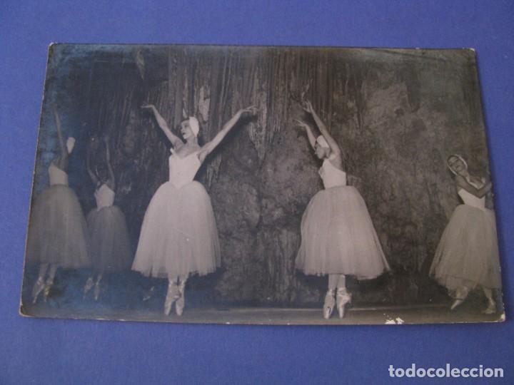 Postales: POSTAL FOTOGRAFICA DE CUEVA DE NERJA, MALAGA. ACTUACION DE BALLET LA TOUR DE PARIS. SOM-CEREZO.