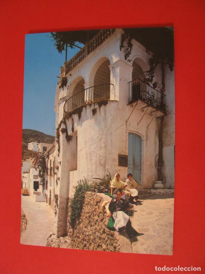 Postales: POSTAL DE MOJACAR. (ALMERIA). CALLE TIPICA. ARRIBAS. CIRCULADA 1985.