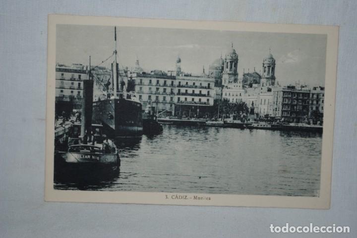 Postales: CADIZ , MUELLES , POR 1950 .