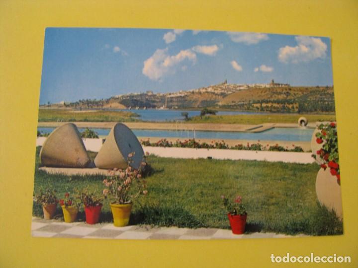Postales: POSTAL DE ARCOS DE LA FRONTERA. (CADIZ). VISTA PANORAMICA Y PISCINA DE LA MOLINERA.