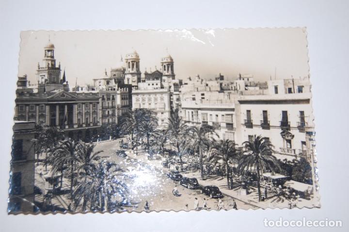 Postales: TARJETA POSTAL DE CADIZ. PLAZA DE SAN JUAN DE DIOS. FRANQUEADA 1960.