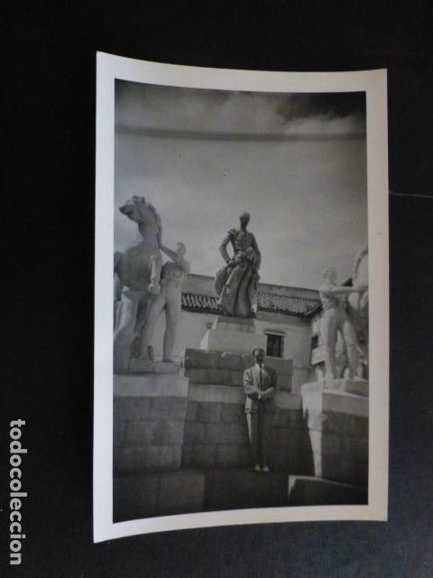 Cartoline: CORDOBA HOMBRE EN EL MONUMENTO A MANOLETE FOTOGRAFIA TAMA&Ntilde;O POSTAL