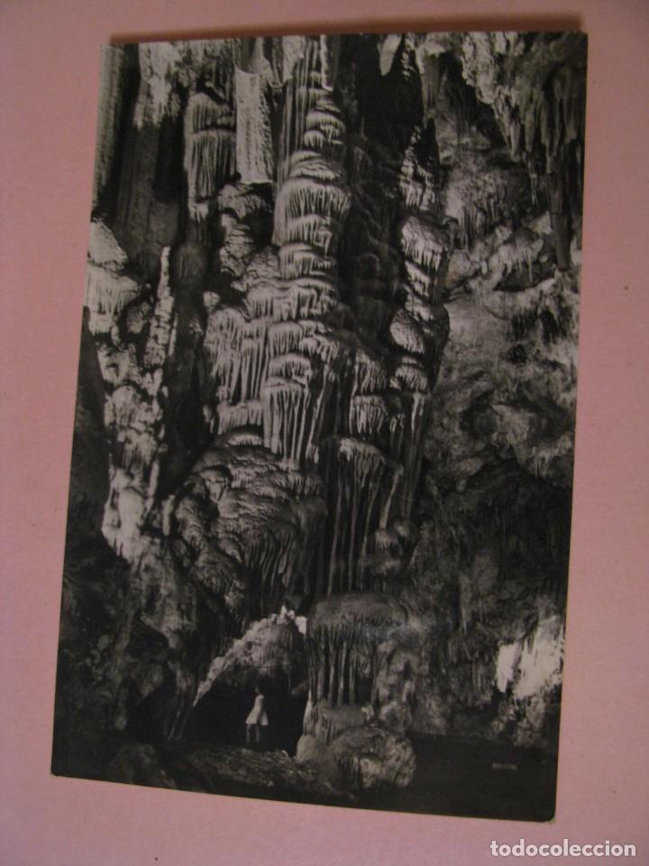 Postales: POSTAL FOTOGR&Aacute;FICA DE CUEVA DE NERJA. ARCO DE LA COLUMNA CENTRAL. SOM-CEREZO. 1960.