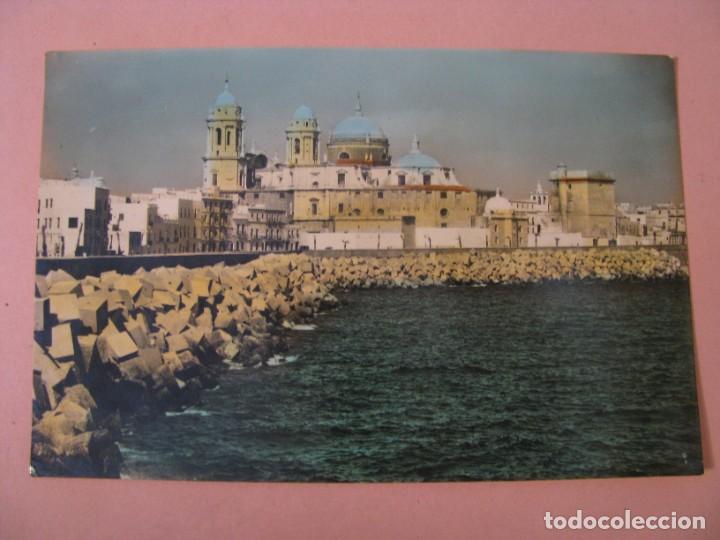 Postales: POSTAL FOTOGR&Aacute;FICA COLOREADA DE CADIZ. PANORAMICA DE LAS MURALLAS Y CATEDRAL. ARRIBAS.