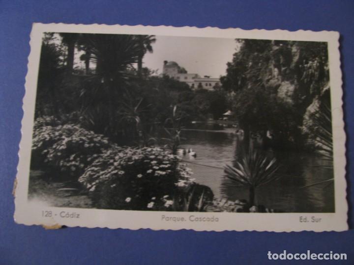 Postales: POSTAL FOTOGR&Aacute;FICA DE CADIZ. PARQUE, CASCADA. ED. SUR. CIRCULADA 1953.