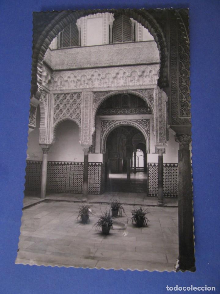 Postais: POSTAL FOTOGR&Aacute;FICA DE SEVILLA. REALES ALCAZARES. PATIO DE LAS MU&Ntilde;ECAS. GARCIA GARRABELLA. CIRCULADA.