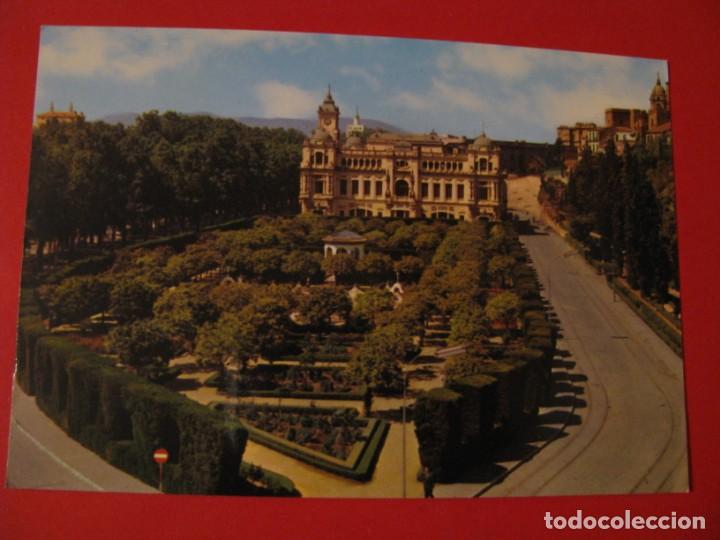 Postales: POSTAL DE MALAGA. JARDINES DE PUERTA OSCURA Y AYUNTAMIENTO. GARCIA GARRABELLA. 25.